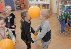 Zosia i Filip podczas tańca z balonem.